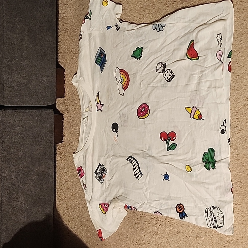 Forever 21 size medium white top with different little emoj designs.